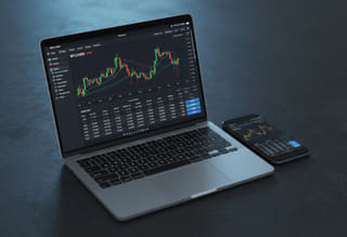 Supervisión de la actividad — seguimiento del historial de trading y del desempeño de fondos